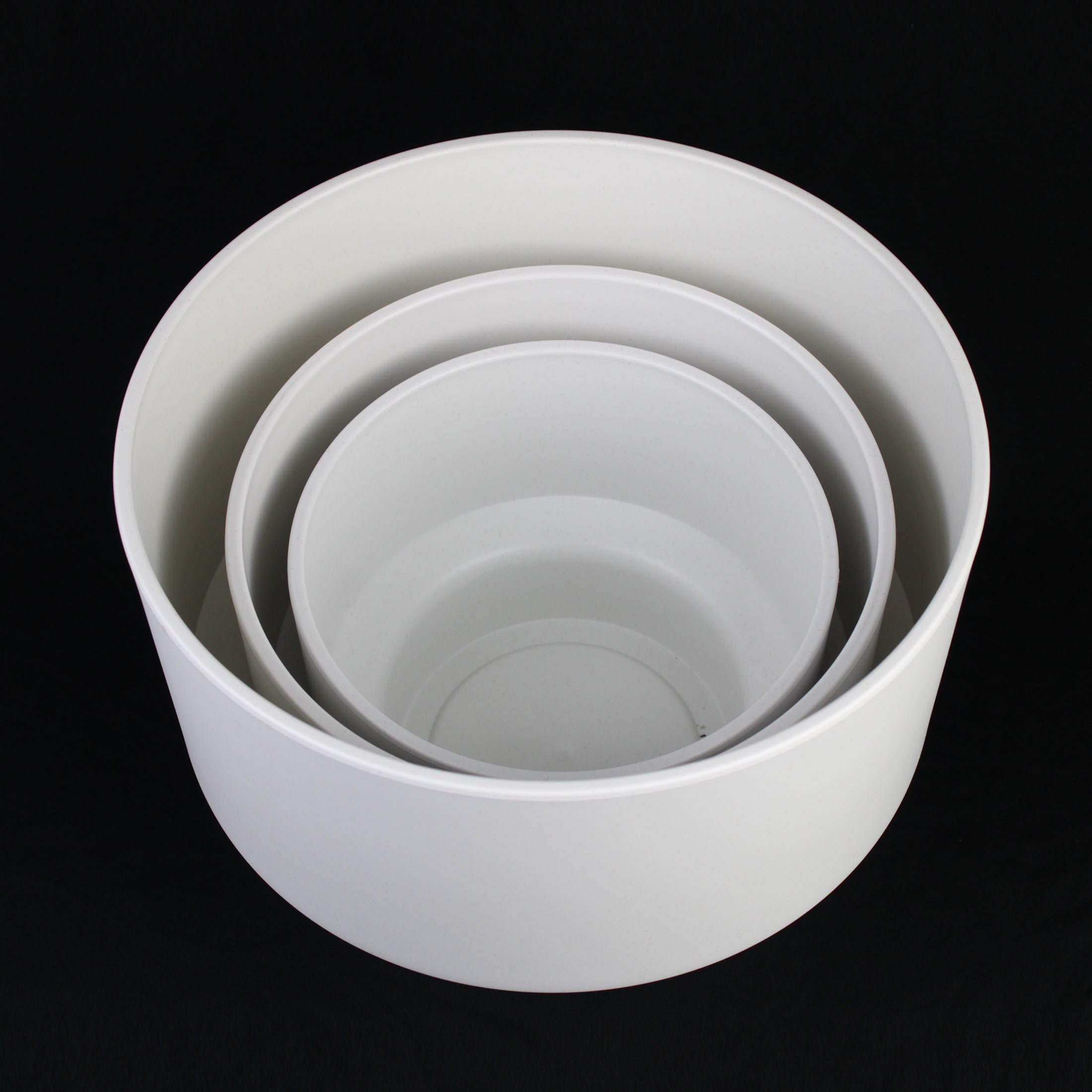3-Piece White Plastic Planter Pot Set – Modern Pedestal Base