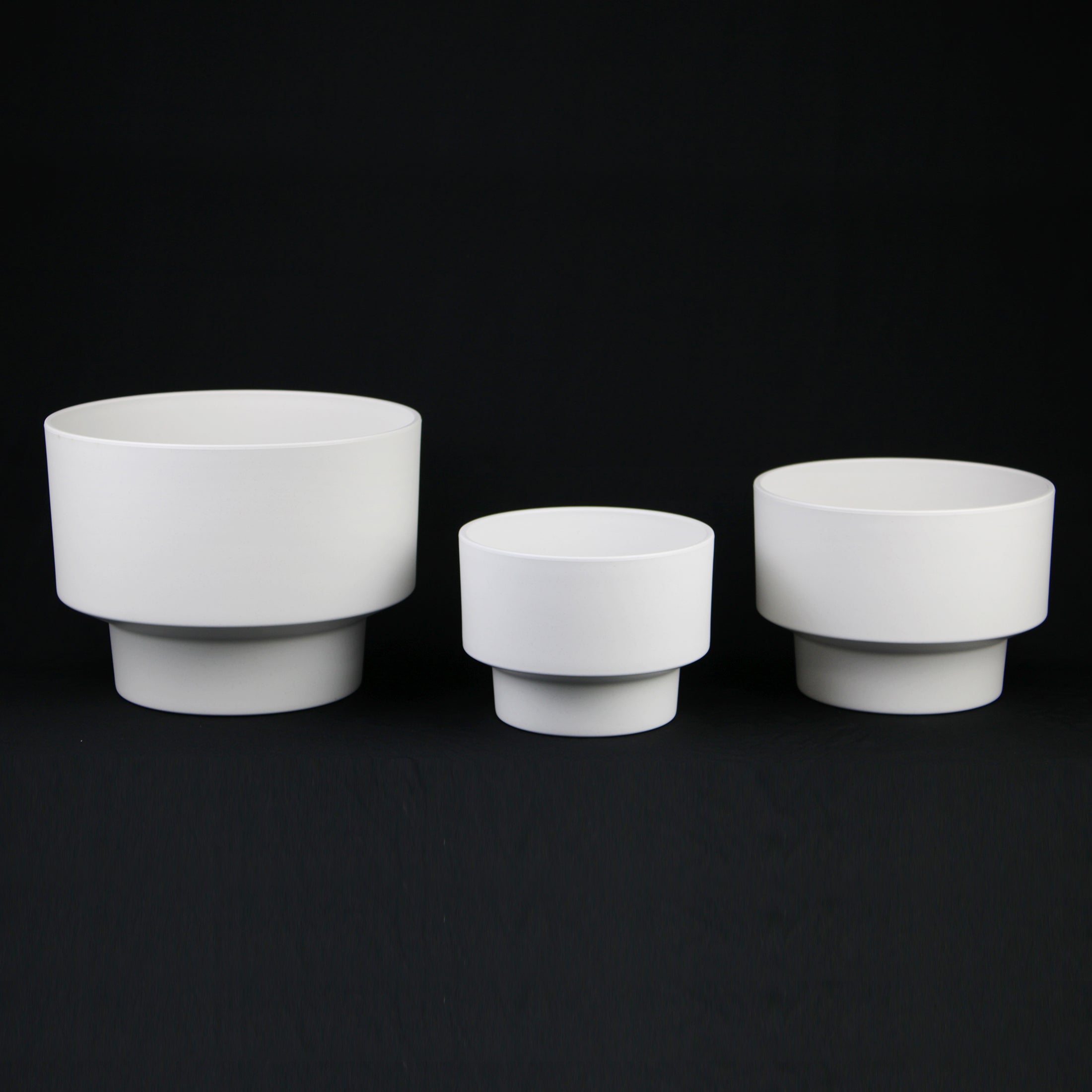 3-Piece White Plastic Planter Pot Set – Modern Pedestal Base
